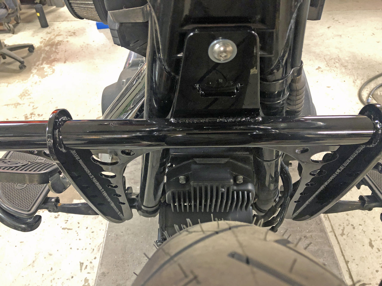 Bungking Highway Peg Crash Bar Dyna with Forward Controls