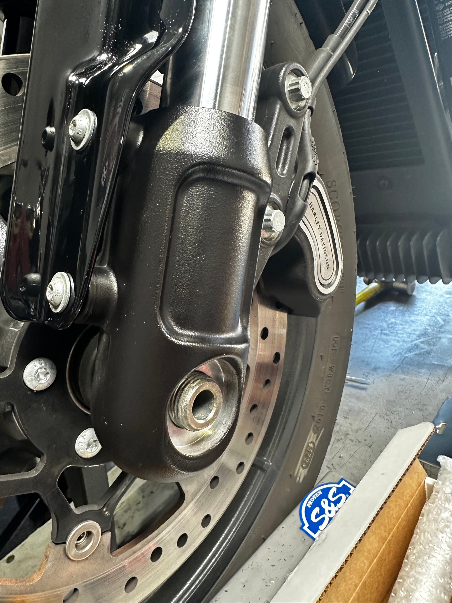 GREEN BROTHERS DESIGN- Axle Plug Kit for Softail M8 with Inverted Forks